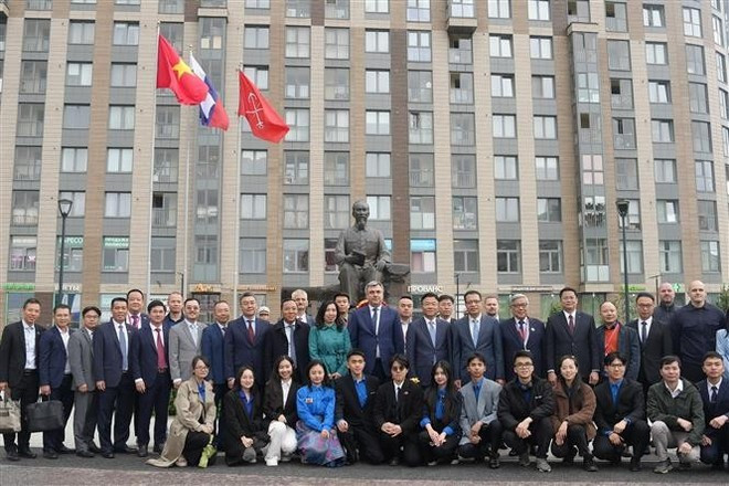 The Vietnamese delegation at the monument to President Ho Chi Minh in Saint Petersburg. (Photo: VNA) The Vietnamese delegation at the monument to President Ho Chi Minh in Saint Petersburg. (Photo: VNA)