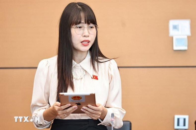Deputy Tran Thi Quynh, representing Ninh Binh province, speaks at a group discussion. (Photo: VNA) quochoigiaoduc.jpg