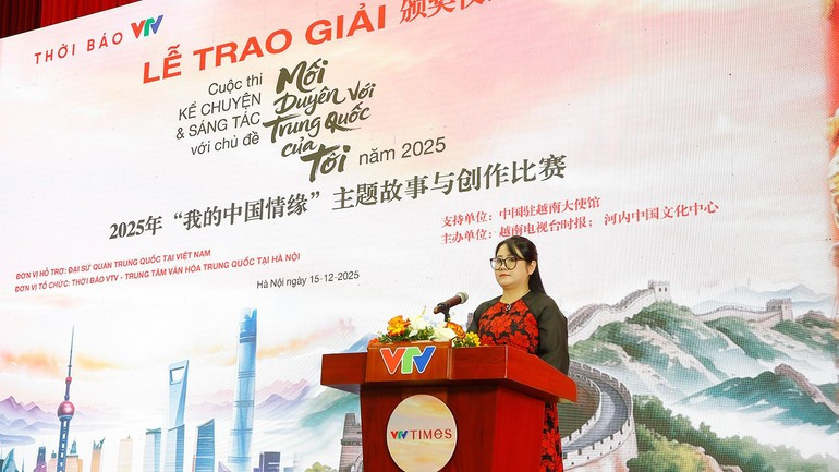 Journalist Vu Thanh Thuy, Editor-in-Chief of VTV Times, speaks at the award ceremony.
