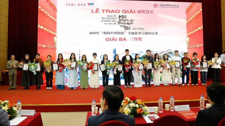 Third prizes are awarded to the contestants.