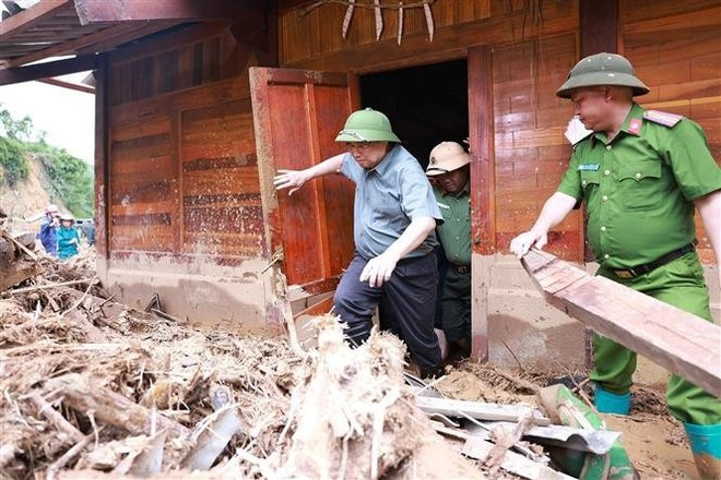 Prime Minister Pham Minh Chinh inspects and directs recovery efforts following floods, flash floods, and landslides in Xa Dung commune. (Photo: VNA) Prime Minister Pham Minh Chinh inspects and directs recovery efforts following floods, flash floods, and landslides in Xa Dung commune. (Photo: VNA)