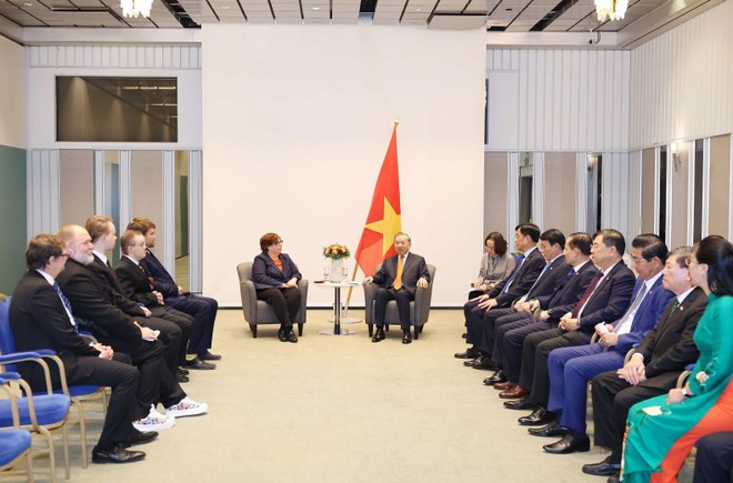 At the meeting between General Secretary of the Communist Party of Viet Nam (CPV) Central Committee To Lam and Tiina Sandberg, Chairperson of the Communist Party of Finland (SKP), in Helsinki on October 22 (local time). (Photo: VNA)