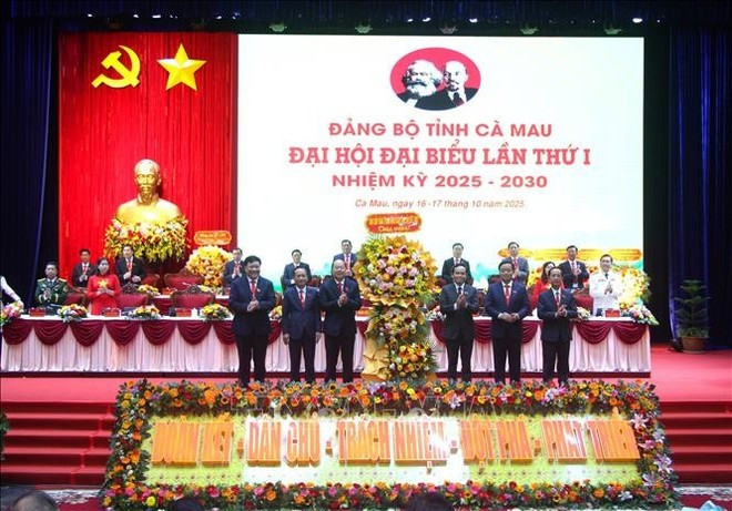 Tran Luu Quang, Secretary of the Party Central Committee and Secretary of the Ho Chi Minh City Party Committee (third from right, 1st row) presents flowers to congratulate the congress (Photo: VNA) Tran Luu Quang, Secretary of the Party Central Committee and Secretary of the Ho Chi Minh City Party Committee (third from right, 1st row) presents flowers to congratulate the congress (Photo: VNA)