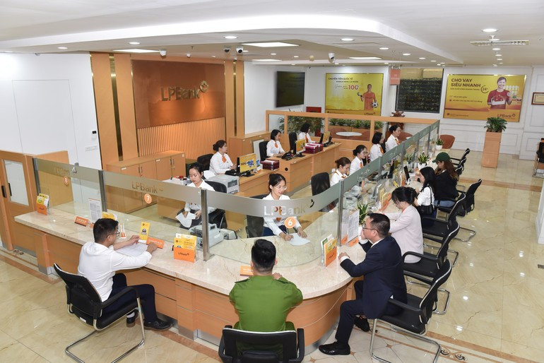 Customers are conducting transactions at LPBank branch. (Photo: The Dai) Customers are conducting transactions at LPBank branch. (Photo: The Dai)