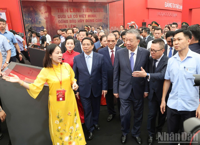 The Party and State leaders visit the exhibition. (Photo: NDO) img-5508.jpg