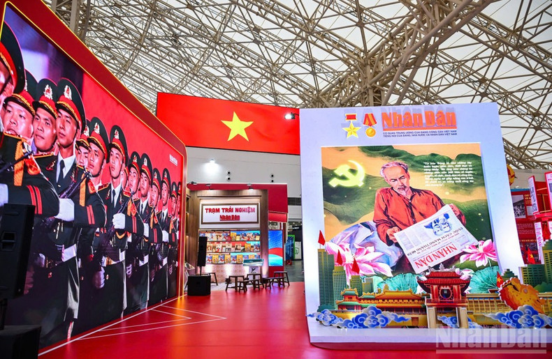 A prominent image of President Ho Chi Minh reading Nhan Dan Newspaper is displayed alongside his words on the importance of the Party’s newspaper. img-5496.jpg
