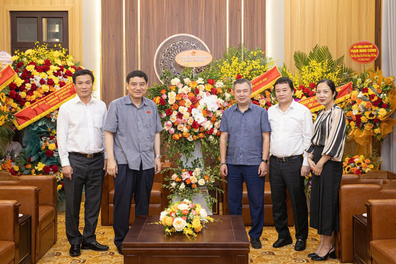 Nguyen Dac Vinh, member of the Party Central Committee, member of the National Assembly Standing Committee, and Chairman of the National Assembly’s Committee for Culture and Education, visits and congratulates Nhan Dan Newspaper on the occasion of Viet Nam Revolutionary Press Day (June 21).