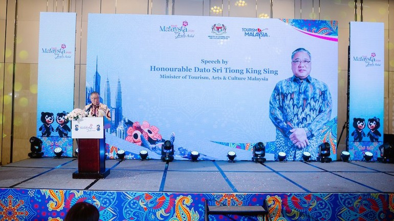 The Malaysian Minister of Tourism, Arts and Culture delivers a speech welcoming the series of events promoting Malaysian tourism in Viet Nam. The Malaysian Minister of Tourism, Arts and Culture delivers a speech welcoming the series of events promoting Malaysian tourism in Viet Nam.