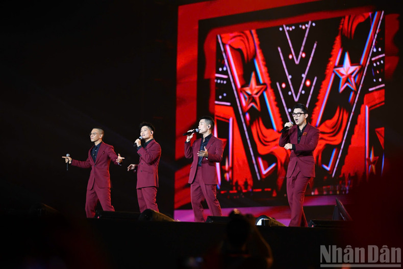 The Oplus group guides the audience’s emotions with the song “Se chien thang” (We will win). 13.jpg