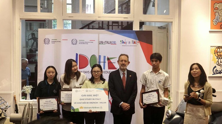 Outstanding students participate in competitions and receive awards. Outstanding students participate in competitions and receive awards.