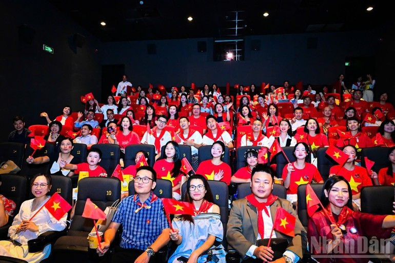 Audiences of “Homeland in Our Hearts: The Concert Film”. (Photo: Bao Long)