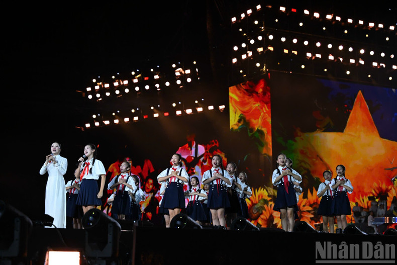 The singers present a medley of “Who Loves President Ho Chi Minh more than the teenagers and children” and “Uncle Ho – The One Who Gives Me Everything”. 12.jpg