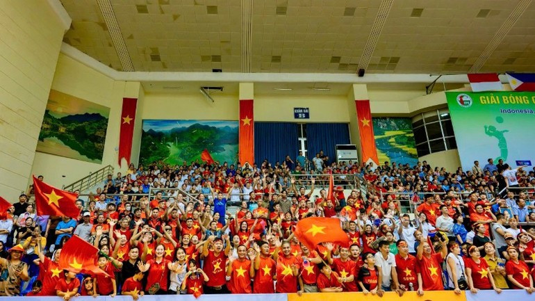 A large crowd of spectators turn out to support the teams at the Ninh Binh Provincial Sports Hall. fc8cc6e8-2eda-4a48-a417-41527b48ddc2-2190.jpg