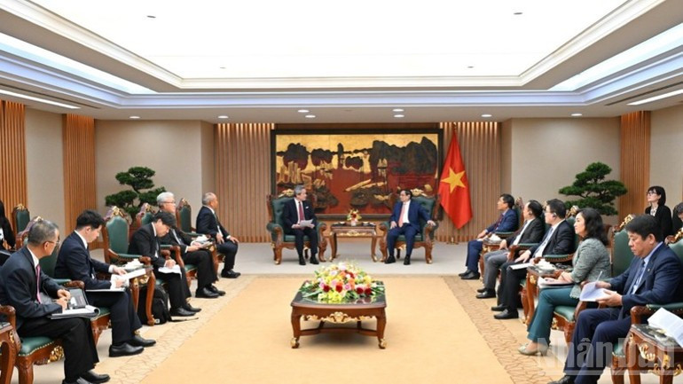 At the meeting between Prime Minister Pham Minh Chinh and Masayuki Omoto, CEO of Marubeni Corporation (Photo: NDO) pmjapan2.jpg
