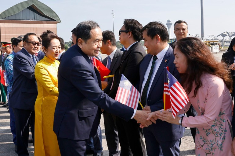 A farewell ceremony for NA Chairman Tran Thanh Man and his spouse is held at the Bunga Raya Complex at Kuala Lumpur International Airport. na5.jpg