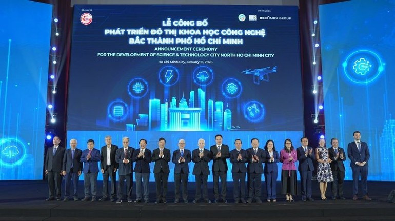 Former President Nguyen Minh Triet and delegates offer congratulations at the announcement ceremony.