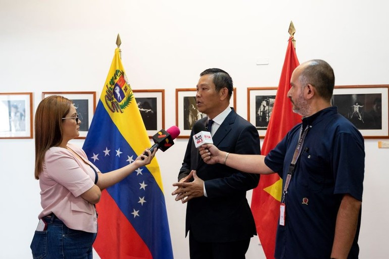 Vietnamese Ambassador to Venezuela Vu Trung My gives interviews to local media about Viet Nam’s national institutional restructuring. (Photo: Vietnamese Embassy in Venezuela) Vietnamese Ambassador to Venezuela Vu Trung My gives interviews to local media about Viet Nam’s national institutional restructuring. (Photo: Vietnamese Embassy in Venezuela)
