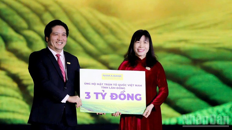 During the ceremony, the organisers presented 3 billion VND to the Lam Dong Provincial Fatherland Front.