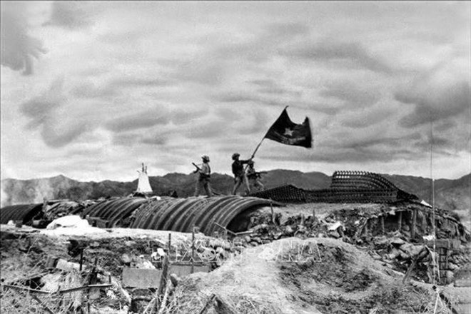 At 5:30pm on May 7, 1954, the "Determined to Fight, Determined to Win" flag of the Viet Nam People's Army flies over the De Castries bunker, marking the victory of the 56-day-and-night Dien Bien Phu Campaign against the French colonialists. (File photo: VNA)