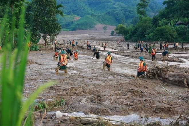 Military soldiers search for the missing after a landslide in Lang Nu hamlet of Phuc Khanh commune, Bao Yen district, Lao Cai province, in September 2024. (Photo: VNA)