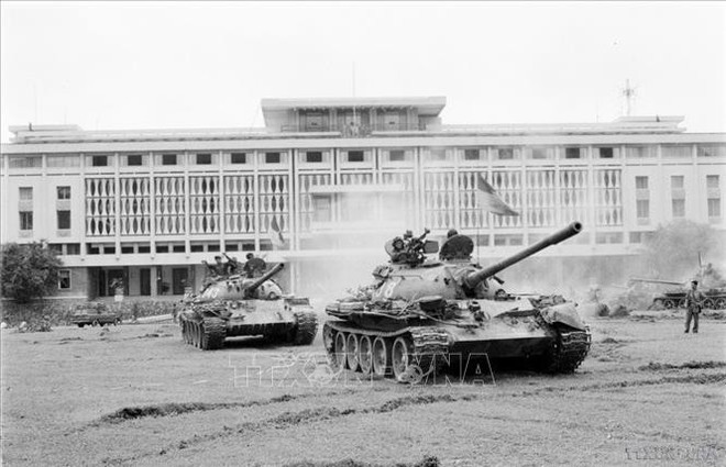 On April 30, 1975, hundreds of tanks and armoured vehicles, together with ground troops, from all directions advance to the Palace of the Saigon puppet administrastion's President to liberate Saigon. (File photo: VNA)