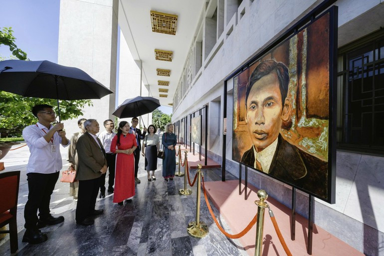 Poet Nguyen Khoa Diem views the painting. Poet Nguyen Khoa Diem views the painting.