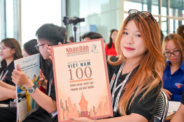 Thu Huong is visibly impressed and appreciative of the special edition. (Photo: THE DAI) Thu Huong is visibly impressed and appreciative of the special edition. (Photo: THE DAI)
