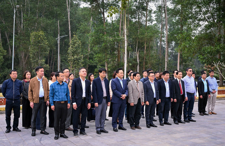 The delegation’s members laid flowers at the memorial stele dedicated to Nhan Dan Newspaper in Khuon Dien Hamlet. (Photo: THANH DAT)