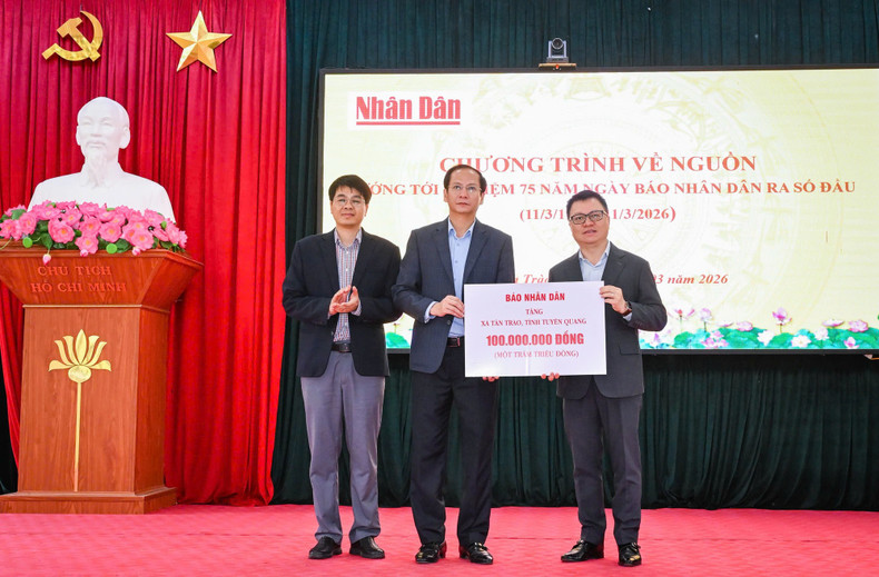 Nhan Dan Newspaper’s Editor-in-Chief Le Quoc Minh presents funding from Nhan Dan Newspaper to support Tan Trao Commune in implementing social welfare programmes. (Photo: THANH DAT)