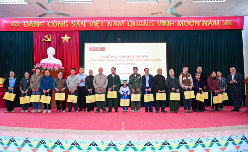 Leaders of Nhan Dan Newspaper and Tuyen Quang Province present gifts to residents in Tan Trao Commune. (Photo: THANH DAT)