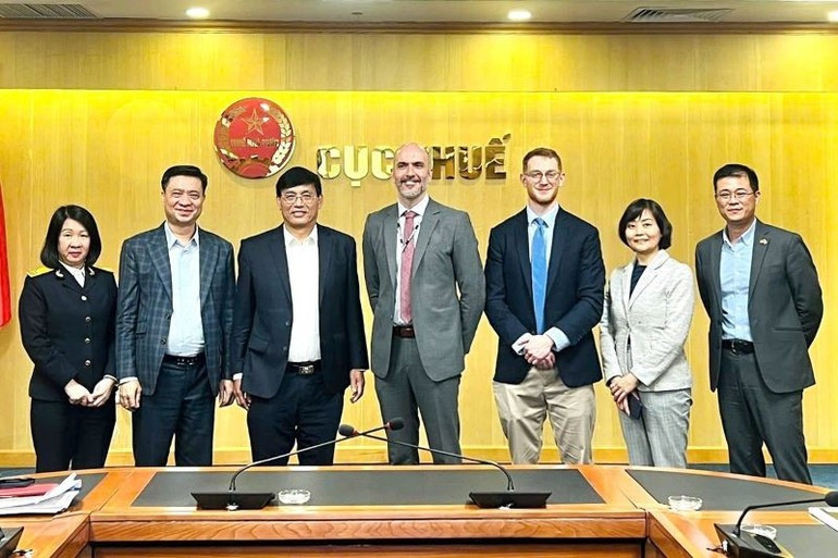 Deputy Director General Dang Ngoc Minh with representatives of the US Embassy and leaders of units under the General Department of Taxation.