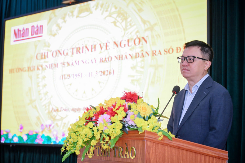 Nhan Dan Newspaper’s Editor-in-Chief Le Quoc Minh speaks at the gift-giving and health check-up programme in Tan Trao Commune. (Photo: THANH DAT)