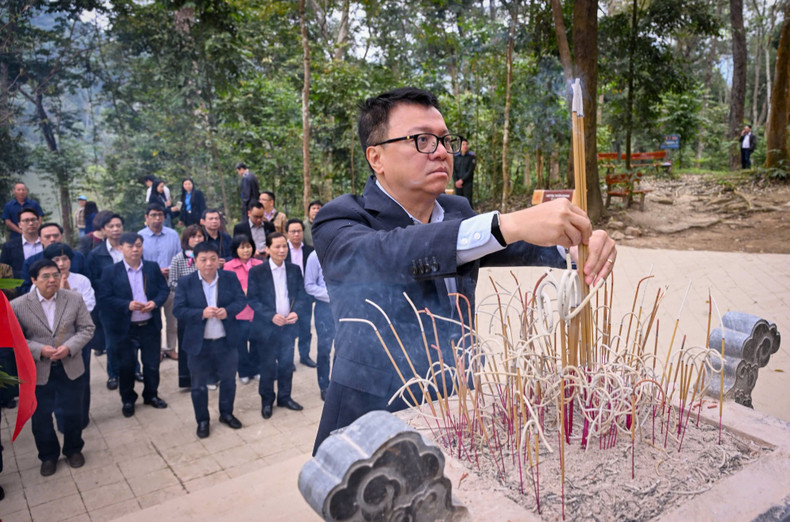 Nhan Dan Newspaper delegation offers incense at Na Nua hut, Tan Trao Commune, Tuyen Quang Province. (Photo: THANH DAT)