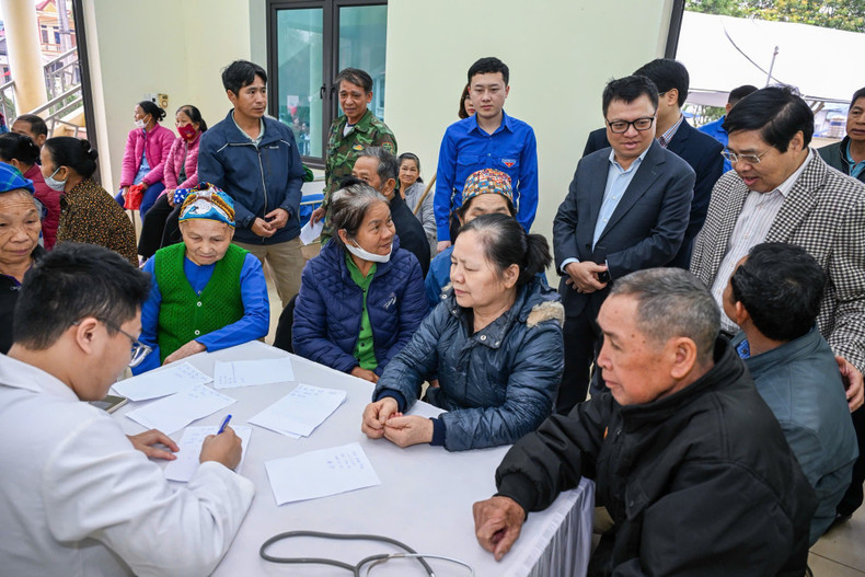 A medical team from the Ha Noi Young Physicians Association provides medical examinations, health consultations, and free medicine to 500 residents of Tan Trao Commune. (Photo: THANH DAT)
