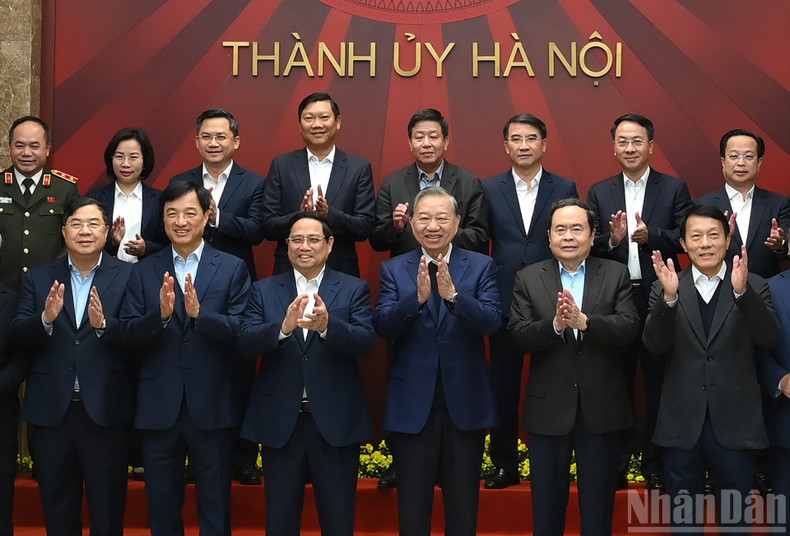 Party General Secretary To Lam, Party and State leaders, and delegates attend the working session.