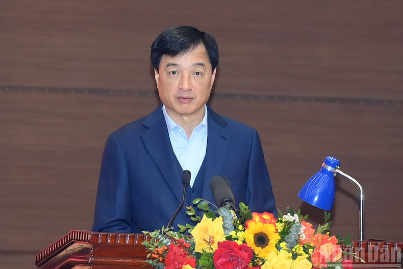 Nguyen Duy Ngoc, Politburo member and Secretary of the Ha Noi Municipal Party Committee, speaks at the working session.