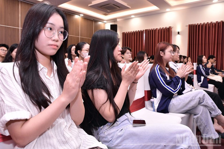 The seminar attracts a large number of young participants. The seminar attracts a large number of young participants.