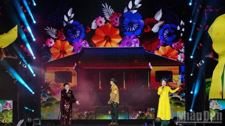 Folk melodies from all three regions of Viet Nam are blended and reimagined on a modern stage.