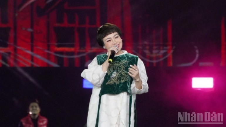 Singer Ngoc Khue sings the song “Co la” imbued with the flavour of the Northern Delta.