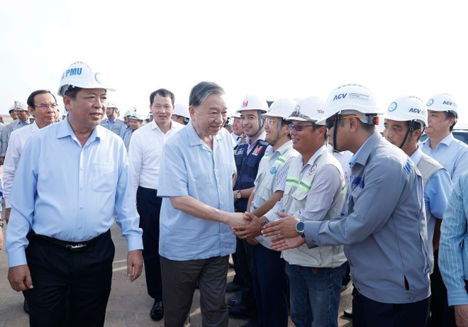 Party General Secretary To Lam makes an inspection trip to the construction site of the Long Thanh International Airport project (Photo: VNA)