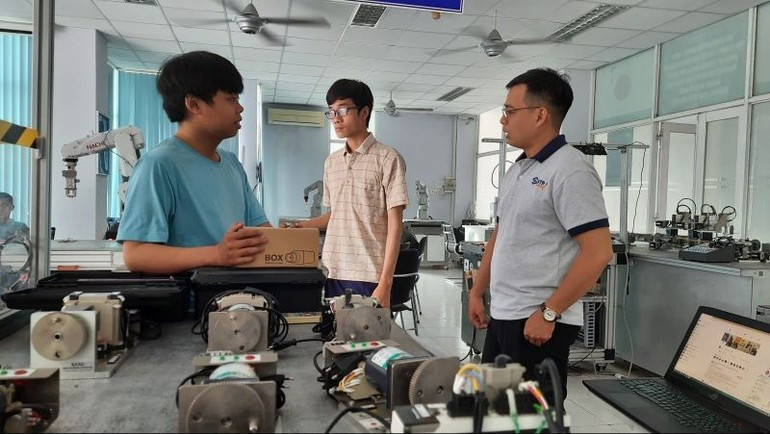 Automation training at the High-Tech Park Training Centre, Ho Chi Minh City High-Tech Park. Automation training at the High-Tech Park Training Centre, Ho Chi Minh City High-Tech Park.