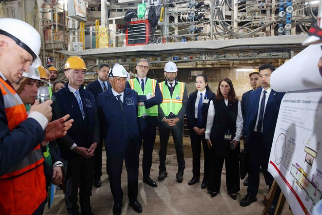 European Council President António Costa (fourth, left) visits the Metro Line 3 project. (Photo: VNA)