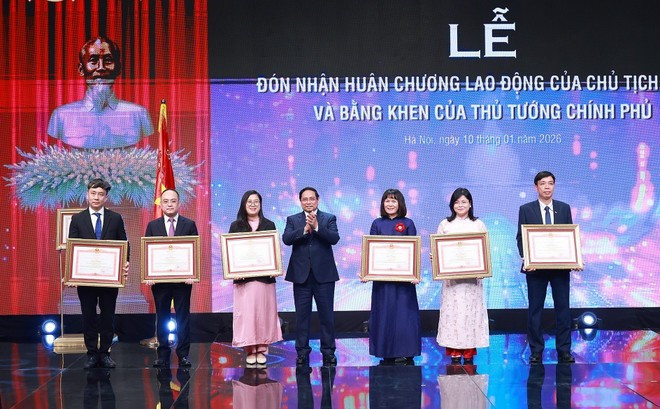 Prime Minister Pham Minh Chinh presents certificates of merit to collectives and individuals with outstanding performance. (Photo: VNA)