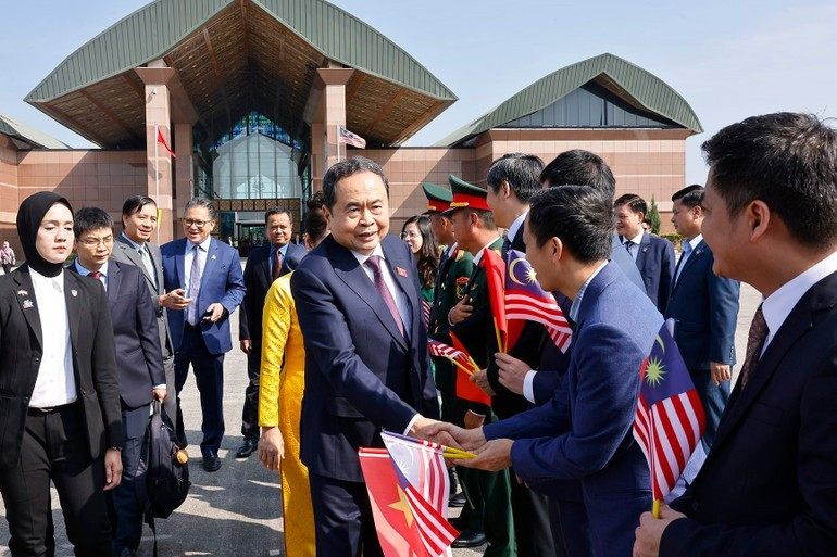 President of the Malaysian Senate Dato' Awang Bemee Awang Ali Basah bids farewell to NA Chairman Tran Thanh Man and his spouse. na3.jpg