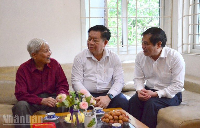 Politburo member Nguyen Trong Nghia congratulates journalist Ha Dang. (Photo: PHAM CUONG) tham-bac-ha-dang.jpg