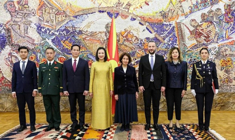 President Gordana Siljanovska-Davkova, Ambassador Nguyen Thi Minh Nguyet, and other participants pose for a commemorative photo following the credential presentation ceremony. (Photo: Embassy of Viet Nam in Bulgaria)