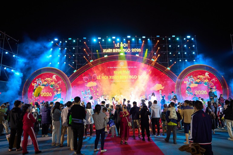 Large numbers of residents and tourists attend the opening ceremony and interact with artists.
