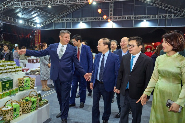 With the participation of numerous enterprises, the festival has become a venue for trade, cooperation, promotion, and introduction of products and specialties from Ha Noi and regions nationwide.