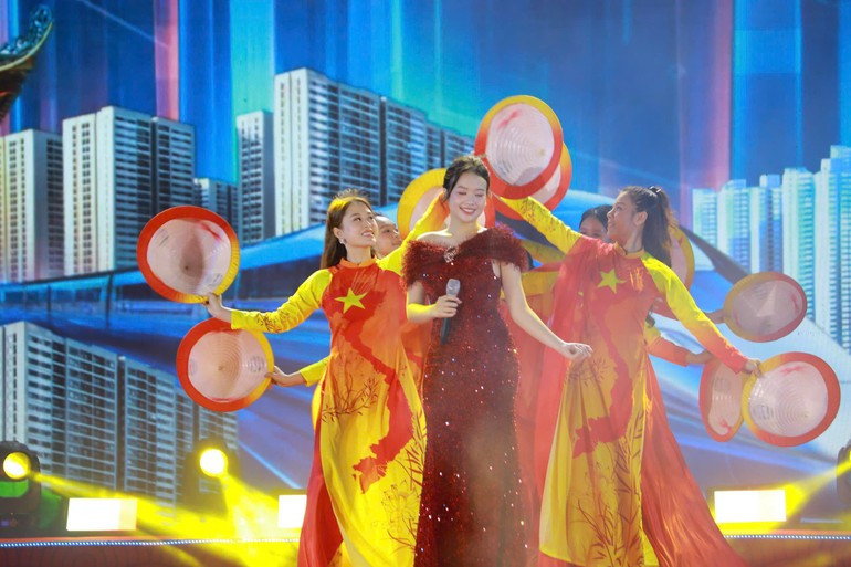 Spring Festival 2026 features performances by many singers and contemporary music groups, creating a joyful and lively atmosphere to welcome the traditional Lunar New Year.