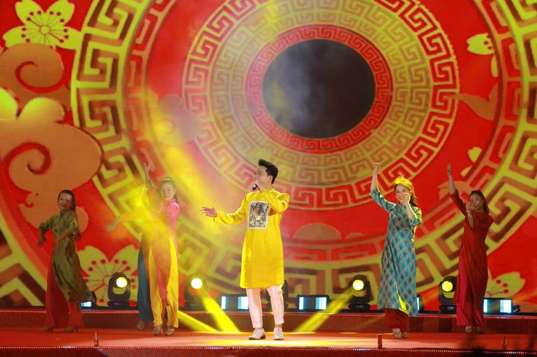 Daily art and fashion performances are being held throughout the week-long festival to serve residents and visitors.